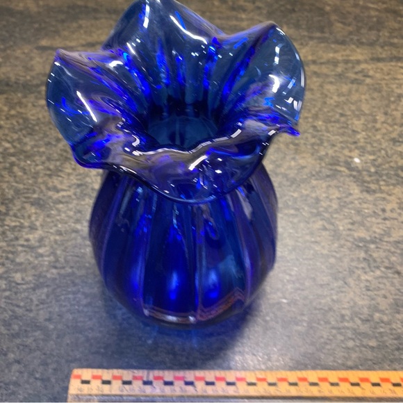 VINTAGE | Blue Glass Ruffle Vase - Picture 6 of 7
